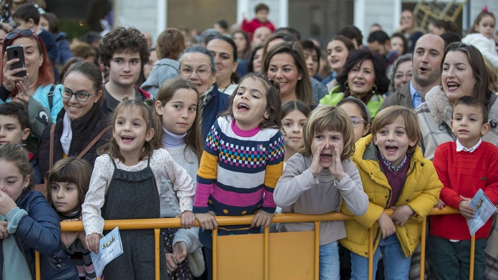 El impresionante desfile del Heraldo Real y su comitiva saca a Huelva a la calle
