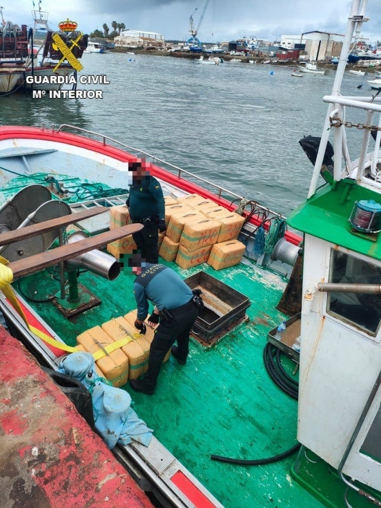 Intervienen 3.500 kilos de hachís y detienen a dos personas en una embarcación en el puerto pesquero de Isla Cristina