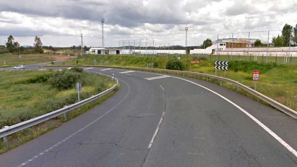 Un hombre de 49 años trasladado al hospital tras la colisión frontal entre un turismo y un camión en Zalamea