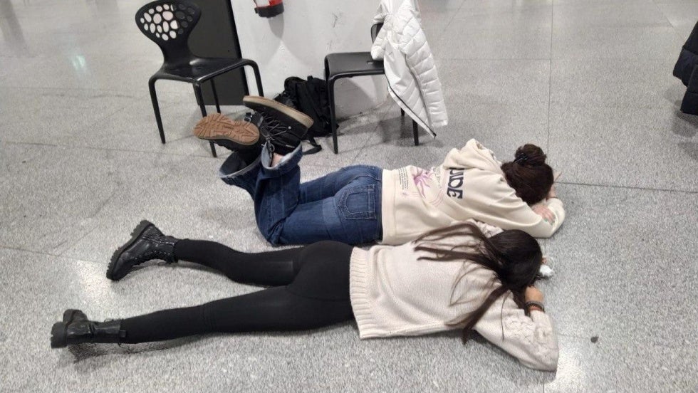 50 estudiantes onubenses que se iban de fin de curso, 'tirados' en el aeropuerto tras no poder volar por la niebla