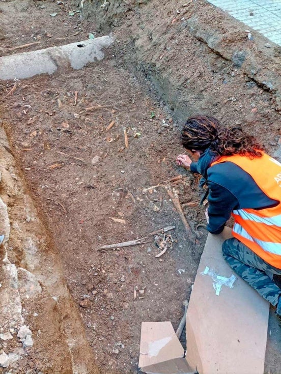 Encuentran restos humanos en las obras de peatonalización de La Placeta