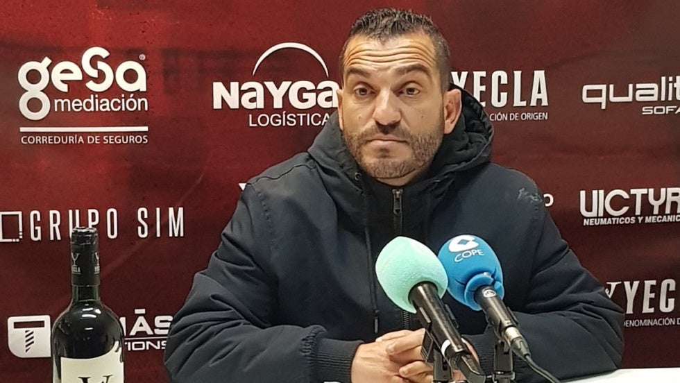 El técnico del Yeclano manda un recado a Salinas
