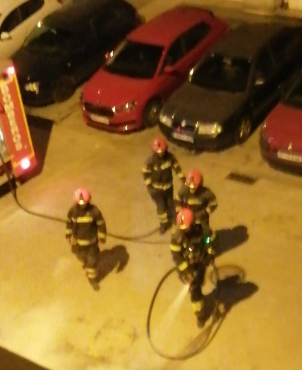 Susto en la avenida Costa de la Luz con un vehículo incendiado que sigue enturbiando el ambiente vecinal