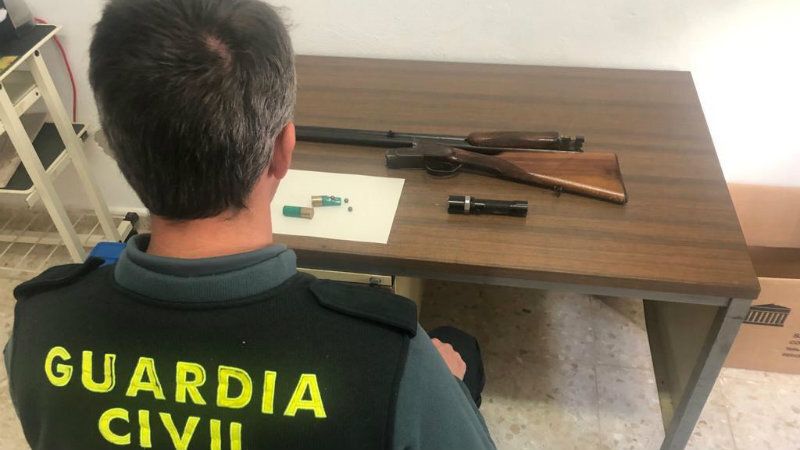 Dos detenidos cuando iban a cazar junto a una casa rural en Jabugo
