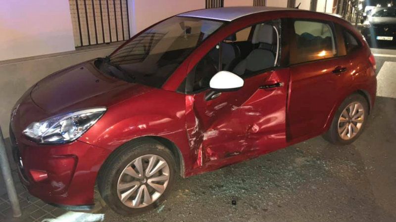 Se busca a un conductor que se dio a la fuga tras causar graves destrozos a un vehículo estacionado en Lepe