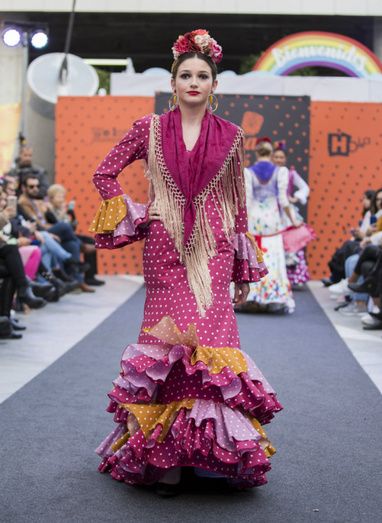 La propuesta de María Tirado, ganadora del concurso de noveles diseñadores de moda flamenca ‘Holea y Olé’