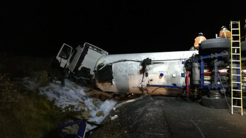 Herido el conductor de un camión con propano que volcó en la A-49