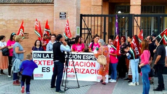 Técnicos de integración social e intérpretes de signos, en huelga y contra la Junta