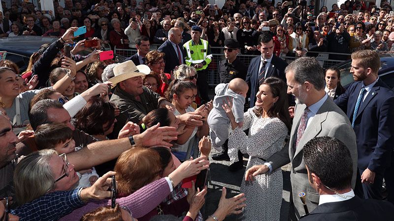 Caluroso recibimiento en Almonte a los Reyes en su visita a la Virgen del Rocío