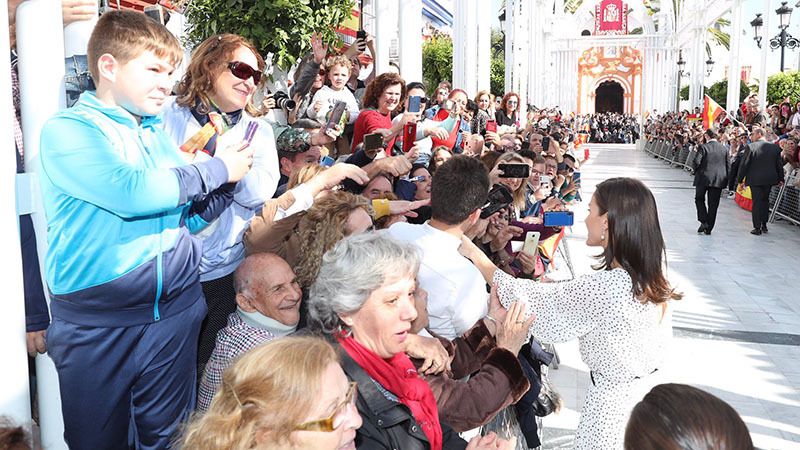 Caluroso recibimiento en Almonte a los Reyes en su visita a la Virgen del Rocío