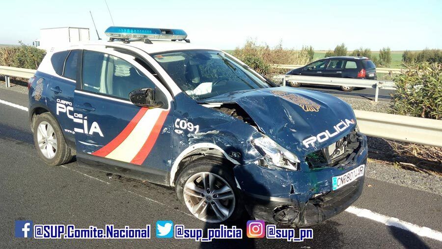 Dos policías heridos tras chocar con un coche al que perseguían cuatro patrullas por la A-49
