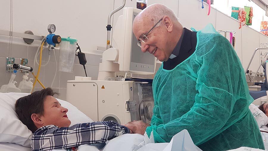 El obispo visita el Juan Ramón Jiménez por la Jornada Mundial del Enfermo