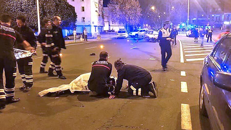 Salva la vida tras colisionar su moto con un coche frente a los bomberos