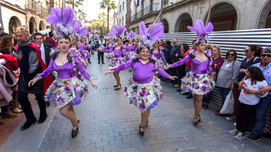 Sábado de carnaval de calle en la capital con garbanzada, actuaciones, cabalgata y fiesta nocturna