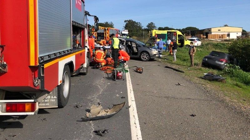 Excarcelan a dos personas tras un accidente con tres vehículos implicados a la entrada de una finca en Lepe