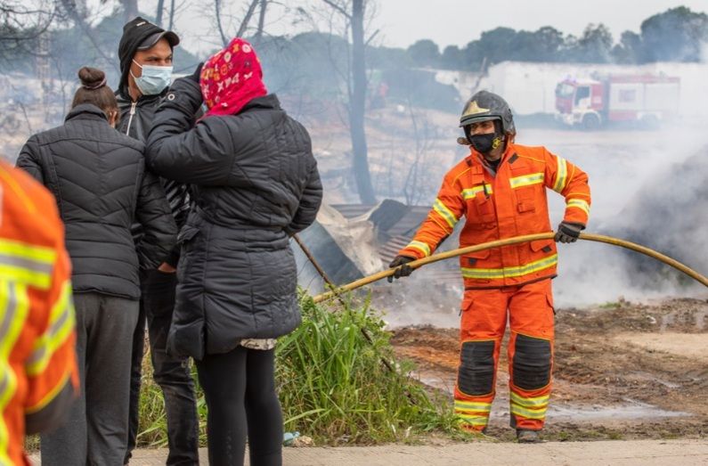 Gran incendio en un asentamiento de Palos
