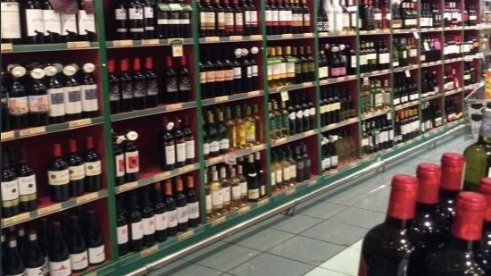 La Junta prohíbe la venta de alcohol en todas las tiendas a partir de las 18.00 horas