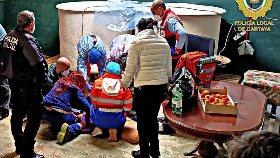 Trasladan al hospital a un trabajador de una empresa frutícola de Cartaya tras caer desde una altura de cuatro metros