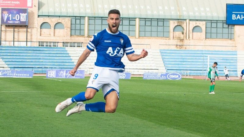 El San Fernando despega con seis triunfos en sus siete últimos partidos y Francis Ferrón como pichichi