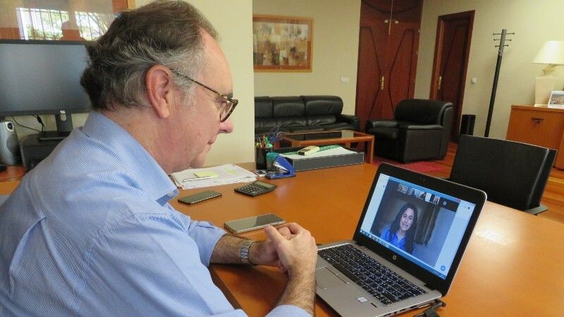 La Consejería de Empleo aborda con autónomos de la sierra onubense las ventajas de la cooperación empresarial