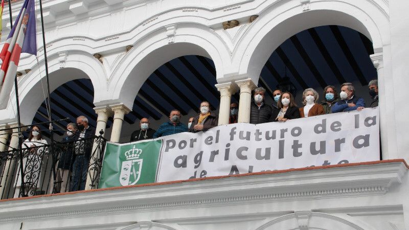 Concentración en el Ayuntamiento de Almonte 'por el futuro' de la agricultura local