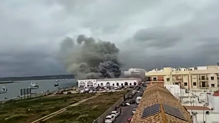 Controlado el incendio en Isla Cristina con seis naves afectadas en su totalidad