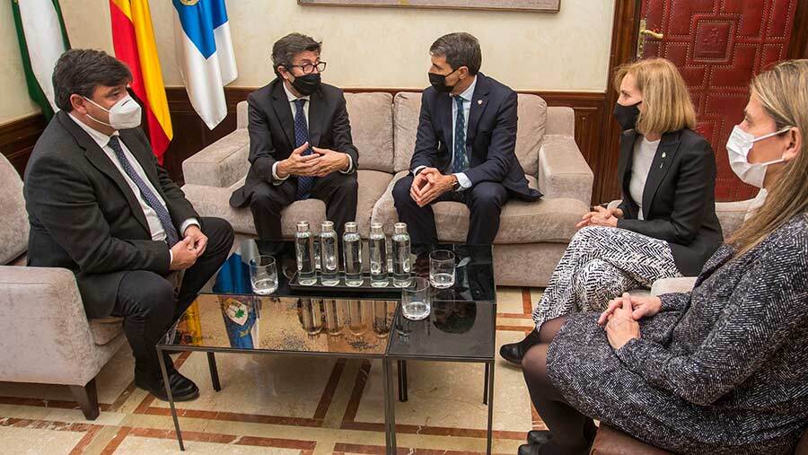 El alcalde de Huelva y el presidente de Puertos del Estado coinciden en destacar las potencialidades de la unión puerto-ciudad