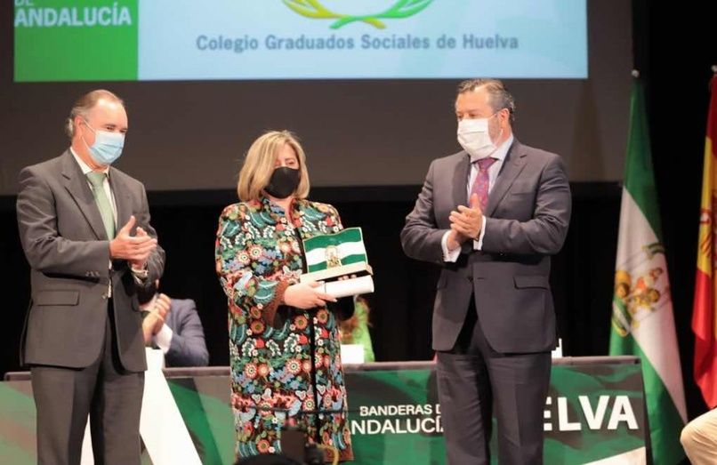 Banderas de Andalucía en reconocimiento al 'coraje y al talento' de Huelva