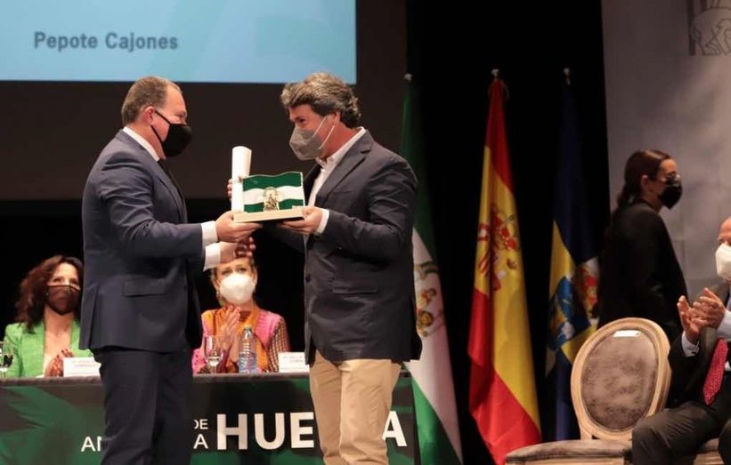 Banderas de Andalucía en reconocimiento al 'coraje y al talento' de Huelva