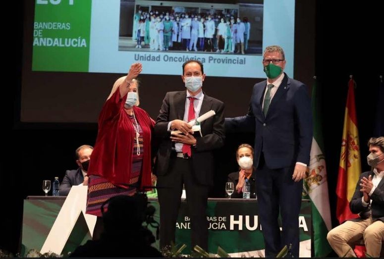 Banderas de Andalucía en reconocimiento al 'coraje y al talento' de Huelva