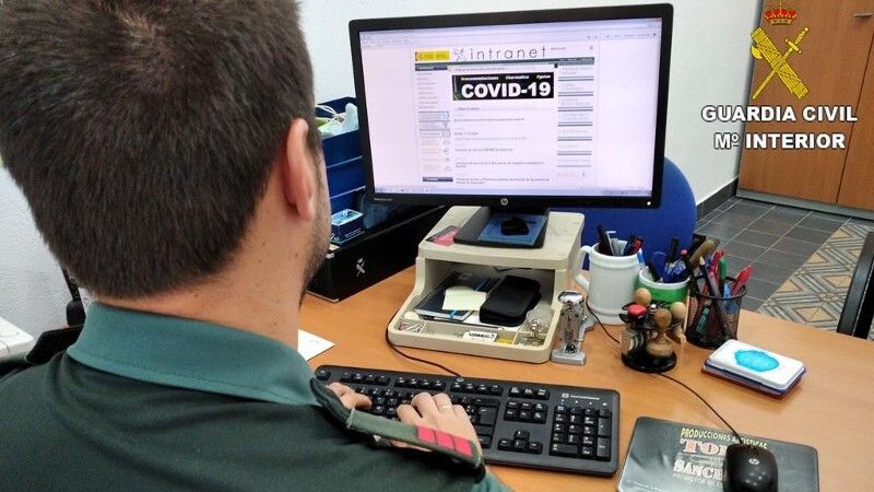 Cuatro menores acuden encapuchados a un bar de Gibraleón y roban 8.000 euros tras darle una paliza al dueño