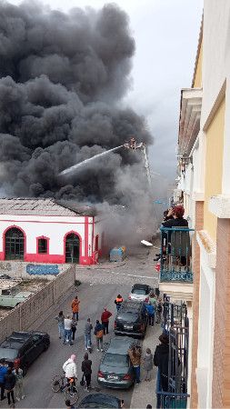 Controlado el incendio en Isla Cristina con seis naves afectadas en su totalidad