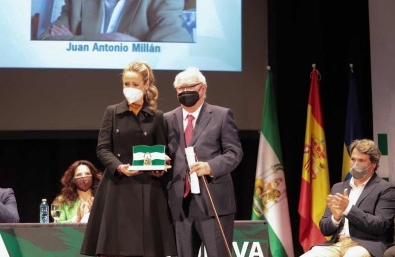 Banderas de Andalucía en reconocimiento al 'coraje y al talento' de Huelva