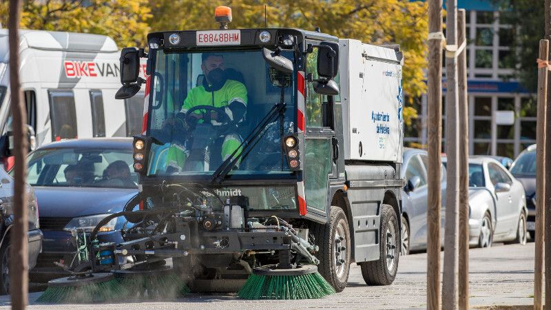 El Ayuntamiento incorpora tres máquinas barredoras 'de última generación' a su flota municipal
