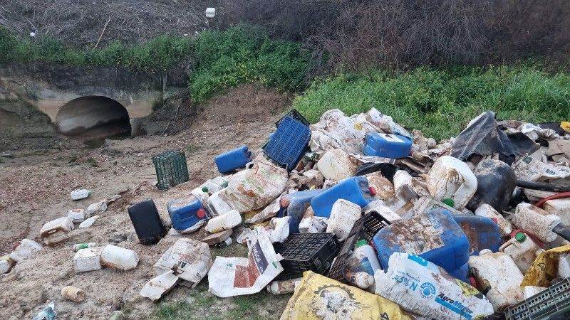 Investigan el vertido de productos fitosanitarios y residuos plásticos junto al cauce de un arroyo en Lepe