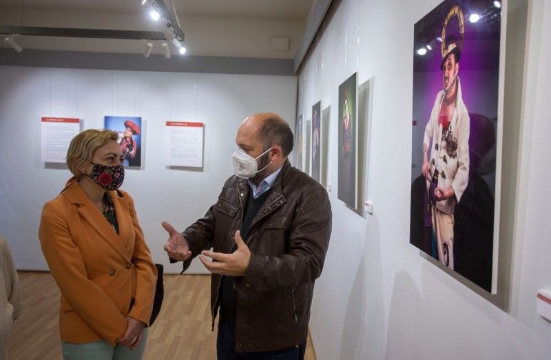 El Centro Jesús Hermida acoge una exposición fotográfica del Carnaval de Cádiz