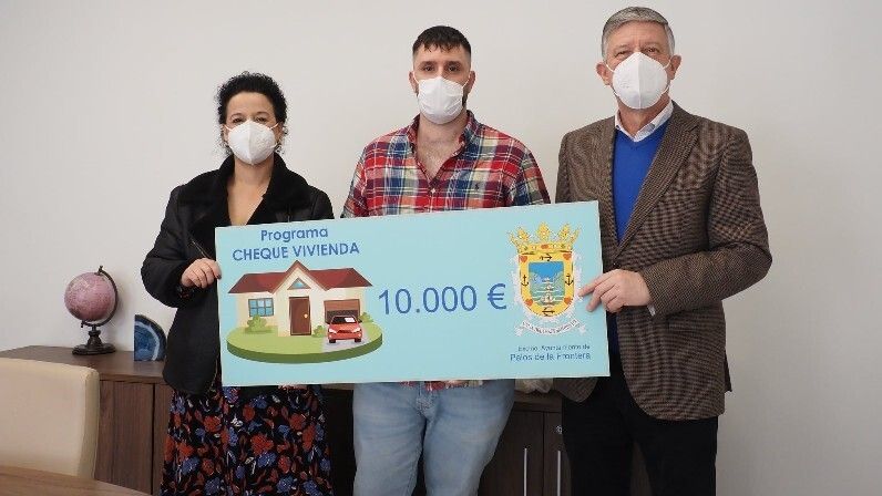 El Ayuntamiento de Palos ayuda a dos jóvenes del municipio que acaban de adquirir su nueva vivienda