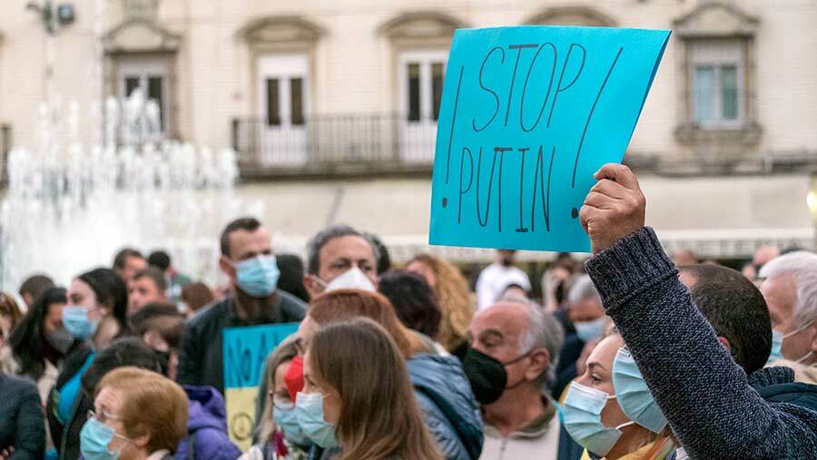 Huelva arropa a la comunidad ucraniana frente a la agresión rusa