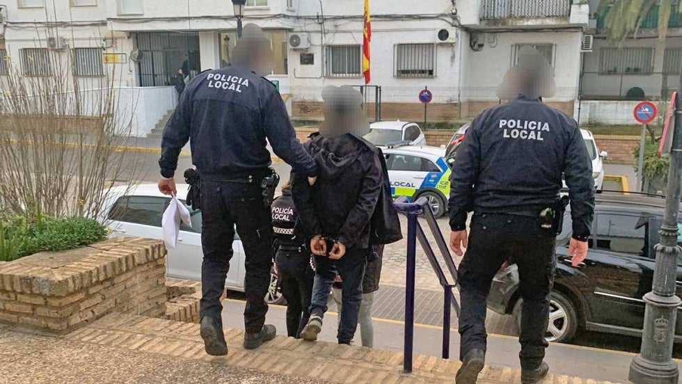 Sorprendidos cuando robaban herramientas en naves del casco urbano de Almonte