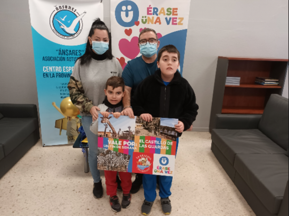 Dos hermanos con autismo cumplen el sueño de verse rodeados de animales gracias a 'Érase una vez'