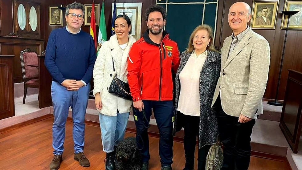 El bombero lepero Domingo Feria, recibido en el Ayuntamiento a su regreso de Turquía