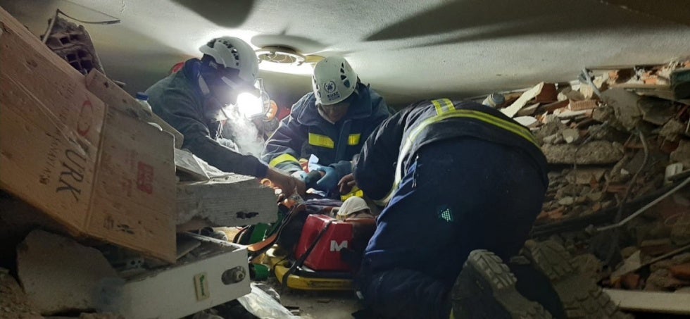 Bomberos de Huelva rescatan con vida a una joven de los escombros en Turquía tras 14 horas de trabajo