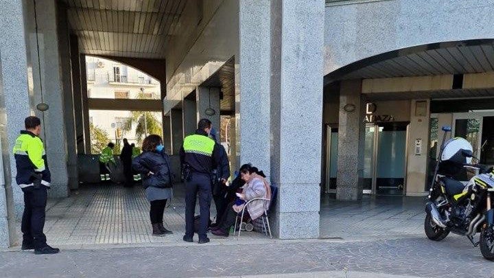 Desalojan a los dos sin techo 'instalados' en la plaza del Titán tras más de un año de denuncia de los vecinos