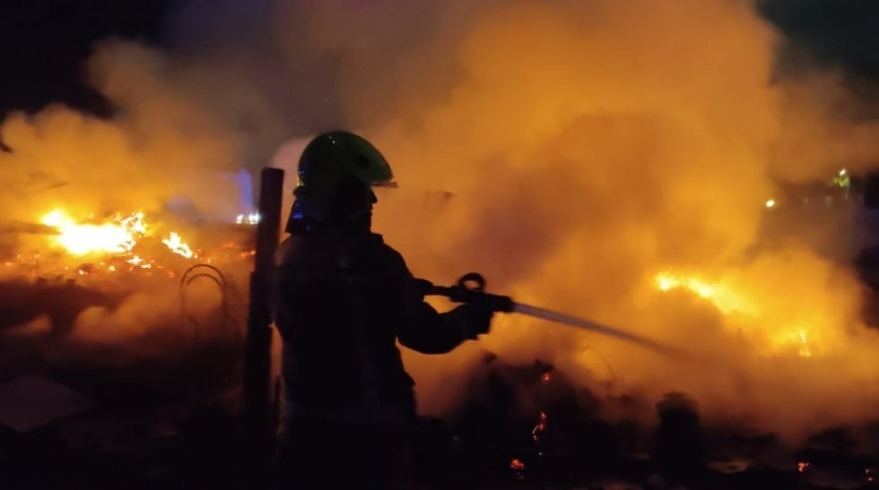 Un incendio calcina al menos siete chabolas de madrugada en un asentamiento de Lepe