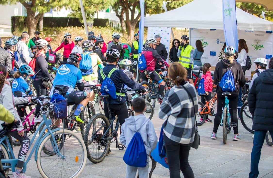 Más de un centenar de personas participa en una jornada de bici y convivencia en el Parque Moret