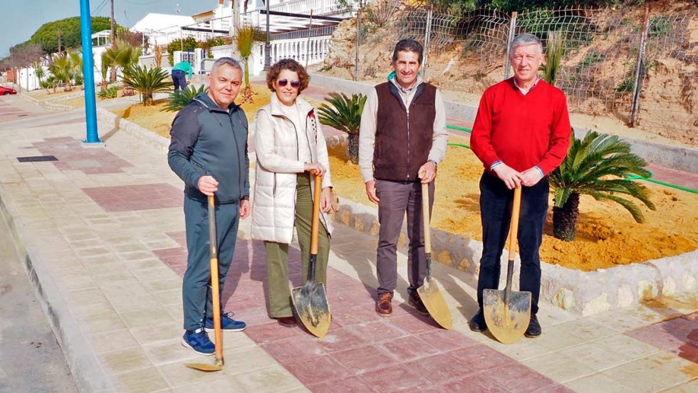 Vecinos de Mazagón plantan su propio árbol gracias al Ayuntamiento de Palos  