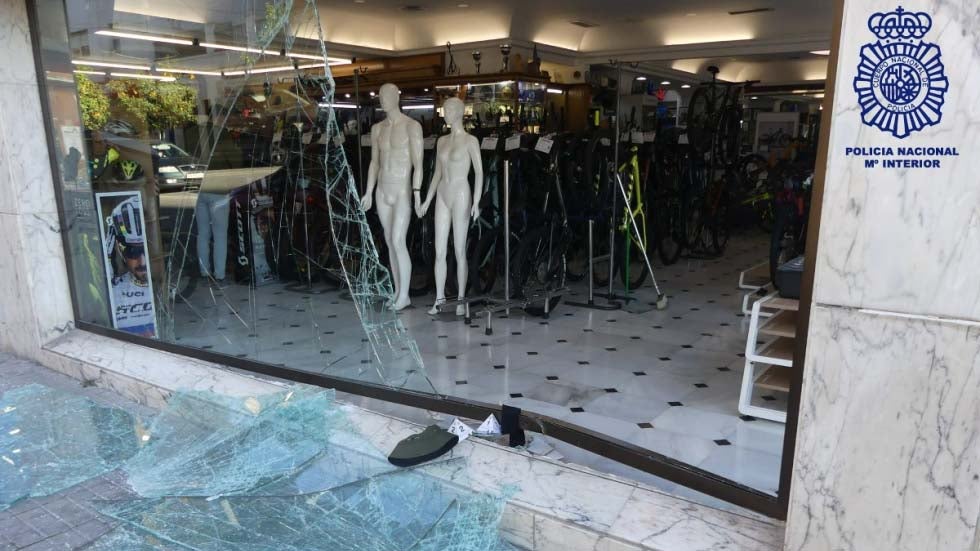 Tres y años y medio de prisión y una indemnización para el dueño del local: eso es lo que pide Fiscalía para los ladrones que asaltaron Sport-Bici
