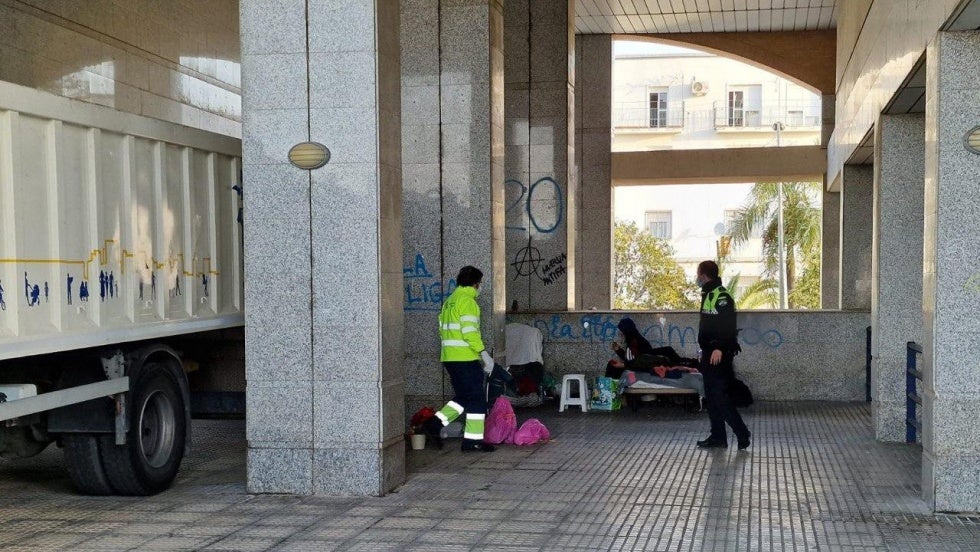 Desalojan a los dos sin techo 'instalados' en la plaza del Titán tras más de un año de denuncia de los vecinos