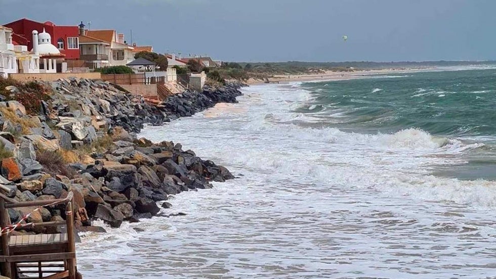 Vecinos de El Portil se encomiendan al Parlamento Europeo para que se actúe en la playa