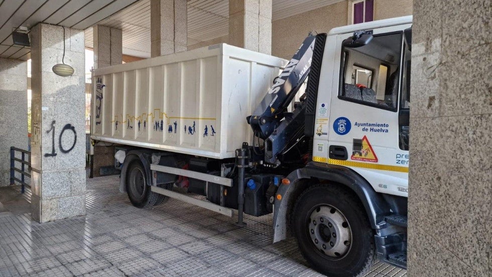 Desalojan a los dos sin techo 'instalados' en la plaza del Titán tras más de un año de denuncia de los vecinos